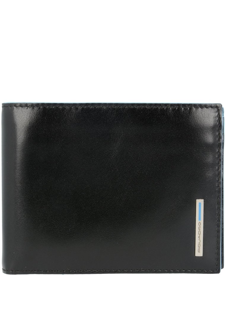 Portafoglio in pelle nera con texture liscia, design a bifold e un accento logo in tonalità argento. Presenta dettagli blu discreti lungo il bordo.