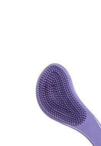 Paarse siliconen verzorgingsborstel met een afgeronde, ergonomische vorm, voorzien van een gestructureerd oppervlak met kleine, verheven stippen voor effectieve reiniging.