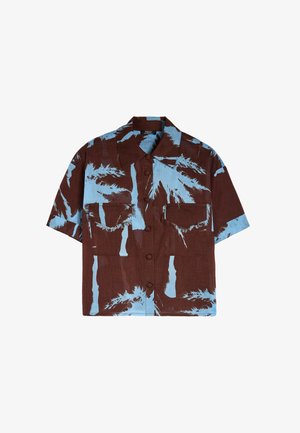 Koszula z krótkim rękawem w kolorze brązowym z niebieskim abstrakcyjnym wzorem. Posiada zapięcie na guziki, wywinięty kołnierz oraz dwie kieszenie na piersi. Wykonana z fakturowanej tkaniny.