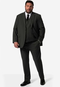 Mørkegrå tre-delt jakkesæt med en skræddersyet blazer, vest og bukser. Glat tekstur, klassisk pasform, parret med et sort slips og pæne sko.