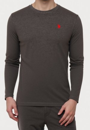 T-shirt gris à manches longues en tissu texturé, avec un col rond et un petit logo rouge brodé sur la poitrine.