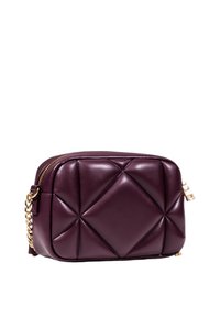 Borsa a tracolla in pelle trapuntata viola con tracolla in catena dorata e chiusura con zip, caratterizzata da un motivo geometrico sul frontale.