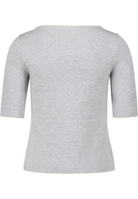 Graues Kurzarmoberteil mit weitem Ausschnitt, aus weichem Baumwollmaterial gefertigt, mit glatter Textur und einem einfachen, klaren Design.