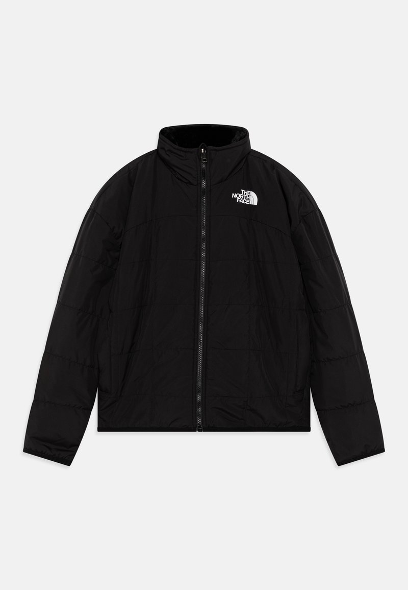 Chaqueta acolchada negra con cuello alto, con acolchado horizontal, cremallera frontal y un pequeño logo blanco en el pecho izquierdo.