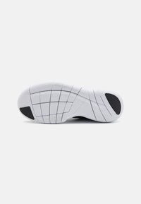 Suela de zapato en blanco, con goma texturizada que presenta un patrón de rejilla y acentos negros en las áreas del talón y la parte delantera.