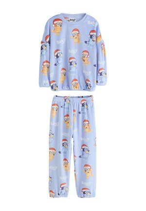 Hellblaues Langarm-Oberteil und Hose mit Cartoon-Hund- und Katzenfiguren, die rote Weihnachtsmützen tragen, und Muster mit dem Schriftzug "Bluey".