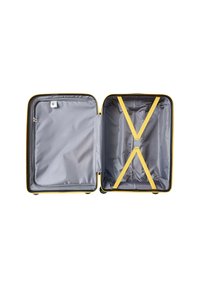 Valigia rigida gialla con interni grigi, dotata di una tasca con zip e cinghie incrociate gialle per fissare gli oggetti. Design aperto.