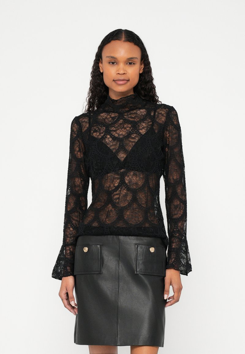 Must pitsilise kaelusega pikkade varrukatega must pitsist pluus, poolläbipaistev disain, laineliste ääristega mustriga ja liibuv korsett, sobitatud musta nahast seelikuga.