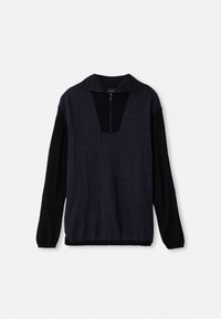 Pull-over en maille bleu marine avec une fermeture éclair d'un quart, doté d'un col et de manches noirs unis. Texture douce, coupe décontractée, et blocs de couleur contrastants.