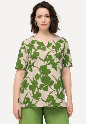 Top a maniche corte, scollo a V in beige con un motivo floreale verde. Tessuto morbido con una vestibilità comoda. Abbinato a pantaloni verdi coordinati.