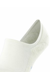 Calcetín blanco hasta el tobillo, fabricado con un tejido suave, que presenta una abertura redondeada y una zona de punta sin costuras para mayor comodidad. Diseño minimalista sin patrones.