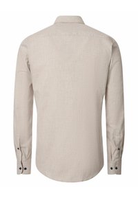 Beige langwerpig overhemd met knopen en een kraag, van achteraf bekeken, met donkere knopen op de manchetten en een subtiele textuur in de stof.