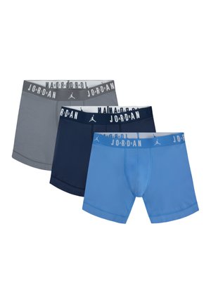 Tres pares de bóxer para hombre en gris, azul marino y azul. Cada uno tiene una suave cinturilla con el logo "JORDAN". Tejido suave y diseño ajustado.