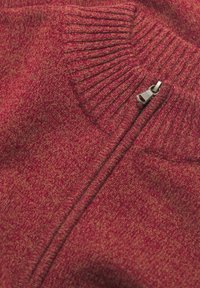 Sarkans teksturēts džemperis ar rāvējslēdzēju, ar ribotām apkaklēm un smalkām nokrāsām, kas izceļ siltu un ērtu dizainu.