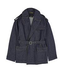 Tmavá rifľová bunda s opaskom, širokými klopami, epolety a tromi klopovými vreckami, s nápisom "CLUB 62" vo vnútri goliera.