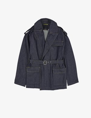 Tummafarkkukangastakki, jossa leveät kaulukset, olkatoppaukset ja kolme läppätaskua, kauluksen sisäpuolella merkintä "CLUB 62".