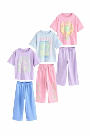 Tre sæt børnetoppe med korte ærmer og matchende vidde bukser i pastelrosa, blå og lilla med blomsterprint og positive budskaber.