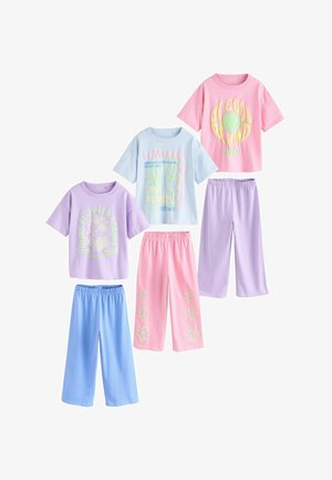 Kolm komplekti laste lühikese varrukaga toppidest ja sobivatest laia säärega pükstest pastelselt roosa, sinise ja lillana, lillemustri ja positiivse sõnumiga trükitud.