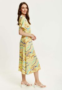 Liquorish MIDI ABSTRACT ZEBRA PRINT WITH  DETAIL  - Day dress - yellow
