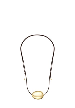Pruun nahast nööriga kaelakee, millel on ovaalne sile kuldne ripats ja reguleeritavad sõlmed mõlemal pool.