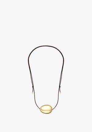 Pruun nahast nööriga kaelakee, millel on ovaalne sile kuldne ripats ja reguleeritavad sõlmed mõlemal pool.