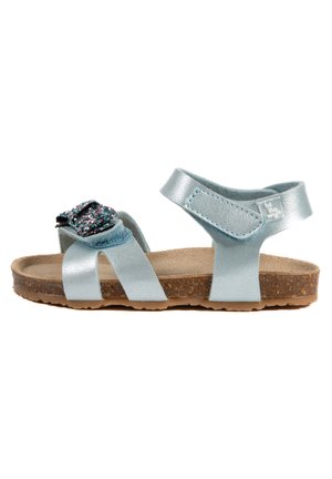 Sandale en cuir bleu clair avec deux brides réglables et un accent décoratif tissé. Elle dispose d'une semelle intérieure rembourrée et d'une semelle extérieure en caoutchouc texturé.
