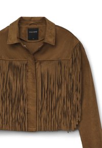 Giacca in suede marrone con dettagli in frange sulla parte frontale, colletto e design cropped. Etichetta con la scritta "CALLIOPE", taglia S.