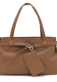 Bolso tote de cuero color cuero con asas dobles, cierre de herrajes plateados y una pequeña cartera adjunta. Textura suave, diseño minimalista, sin patrones.