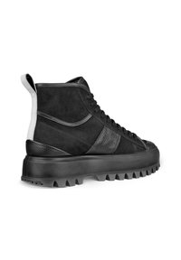 Czarne wysokie sneakersy z zamszowymi i teksturowanymi skórzanymi akcentami, masywną czarną podeszwą i szarym uchwytem na pięcie. Posiadają płaskie sznurowadła i detale szycia.