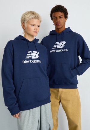 New Balance SPORT ESSENTIALS LOGO HOODIE UNISEX - Jersey con capucha - navy