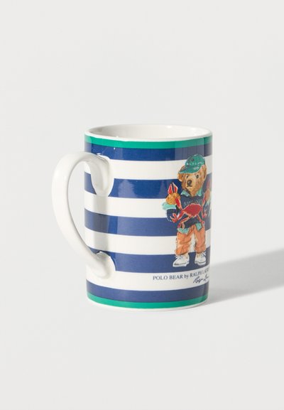 Fehér kerámia bögre kék-fehér vízszintes csíkokkal, zöld peremmel, rajta egy medve, amely egy rákot tart, és hétköznapi ruhát visel.
