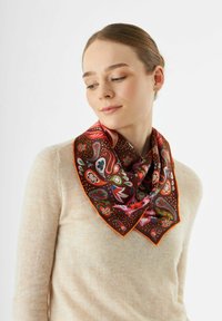 Écharpe en soie de couleur marron riche avec des motifs floraux colorés en rose, vert et blanc, bordée d'une finition orange, pliée en forme triangulaire.