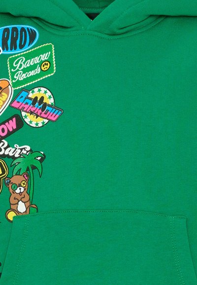 Sweat à capuche vert avec des patchs colorés, dont un ours en peluche près d'un palmier et divers logos « Barrow » et « Barrow Records ».