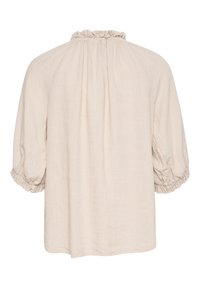 Blouse beige clair avec un col rond et une bordure froncée. Présente des manches longues et bouffantes avec des poignets froncés et une coupe ample.