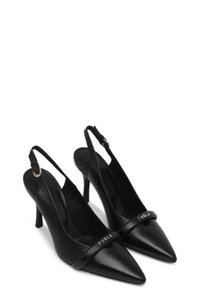 Scarpe slingback nere in pelle con tacco alto, punta affusolata, una sottile cinghia alla caviglia e un nastro con logo attraversando il piede. Design elegante.