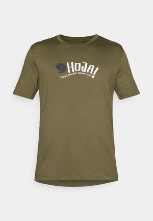 Maslinasto zelena pamučna majica, okruglog izreza, kratkih rukava, sa bijelim i tamnoplavim printom teksta i logom na prednjoj strani. Lagana tkanina.