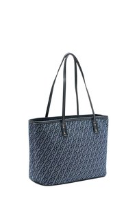 Marinblå tygväska med geometriskt mönster, tygmaterial, två långa svarta läderhandtag, kontrasterande sömmar och rektangulär form.