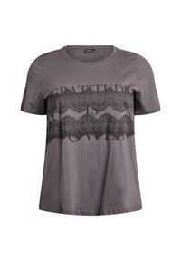 Graues Baumwoll-T-Shirt mit kurzen Ärmeln, das mit einem schwarzen Spitzenmuster und dem Textaufdruck "DANKBARKEIT IST KRAFT" auf der Brust versehen ist.