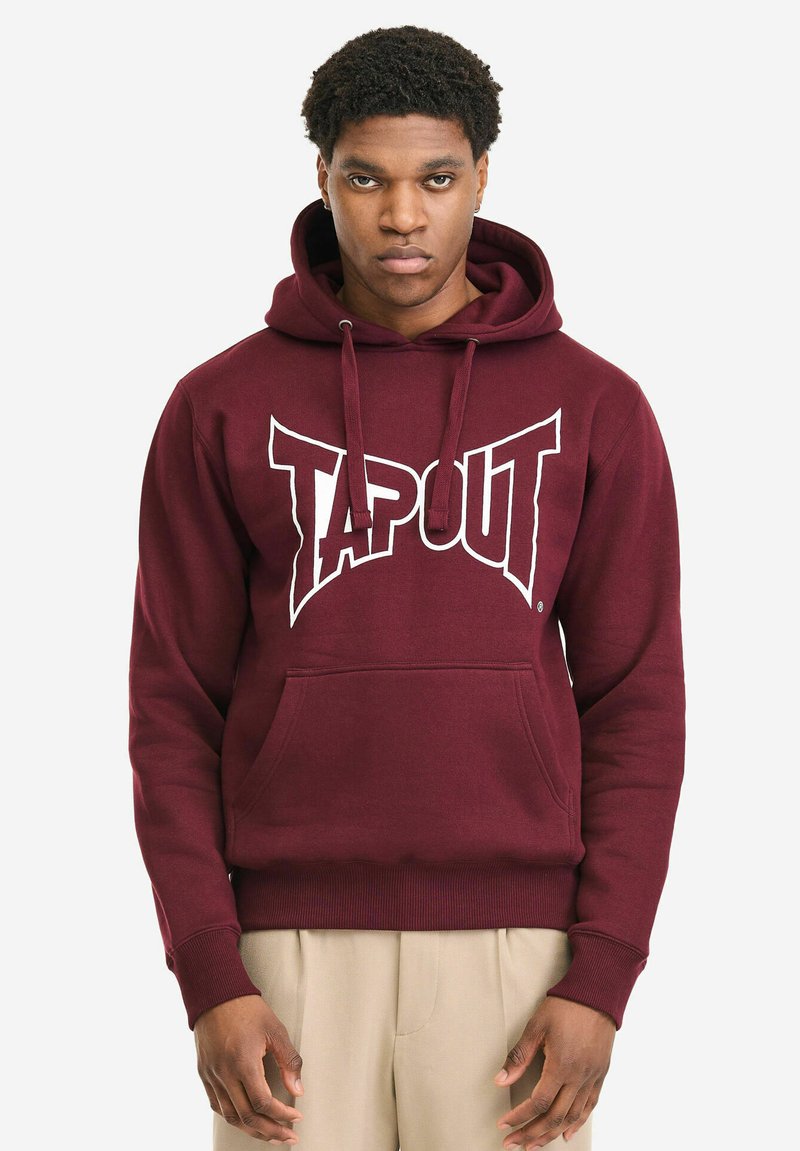 Bordo majica s kapuljačom i prednjim džepom, s bijelim logotipom "TAPOUT". Tkanina izgleda mekano s teksturiranim završetkom i rebrastim manšetama.