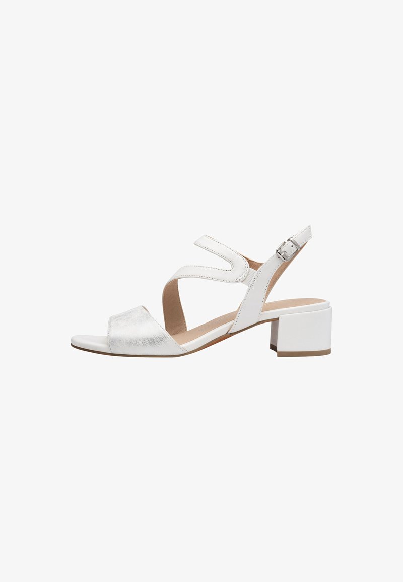 Sandal à talon blanc avec un design à brides croisées, un bout métallique, une boucle à la cheville, une texture lisse et un talon carré.