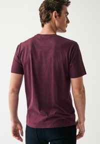Next Jednoduché tričko - burgundy red