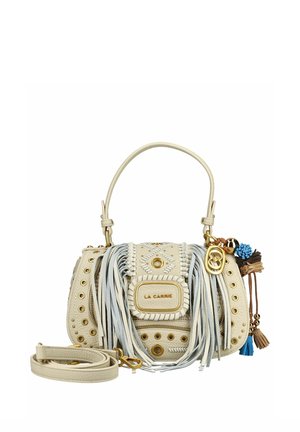 Pequeño bolso de mano beige de cuero con flecos, tachuelas doradas, borlas, asa superior, correa de hombro desmontable y adornos decorativos azules y marrones.