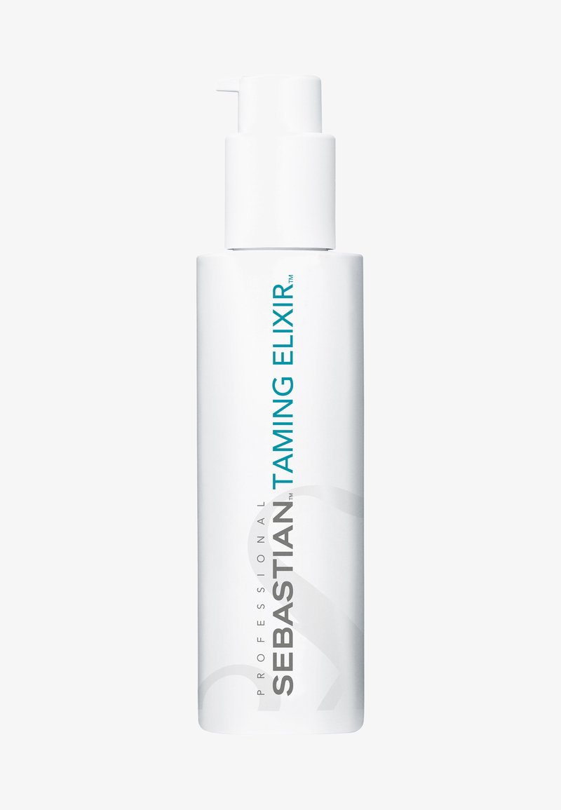 Bouteille blanche avec un bouchon-pompe, étiquetée "Sebastian Taming Elixir." Forme cylindrique élégante, design minimaliste, avec des accents de texte bleu et gris.