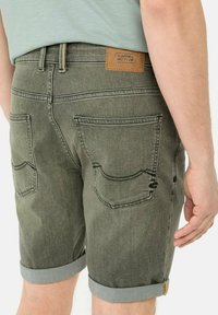 Groene denimshorts met omgeslagen zoom, achterzakken en een leren label in bruin. Kenmerkt zich door stikseldetails en een ontspannen pasvorm.