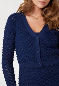 Guess LAVORATO A POINTELLE - Kardiganas - blu