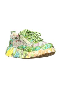 Des baskets florales vertes présentent un dessus en tissu texturé, de vives motifs floraux, un système de laçage et une semelle épaisse à motifs avec des accents jaunes.