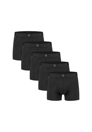 Fünf Paare schwarze Herrenboxershorts mit elastischem Bund, versetzt in einer Reihe auf weißem Hintergrund angeordnet.