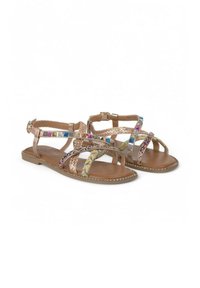 Plateau-sandalen met een tan leren basis, gekenmerkt door gevlochten banden in kleurrijke patronen en metalen accenten. Gesp sluiting voor verstelbaarheid.