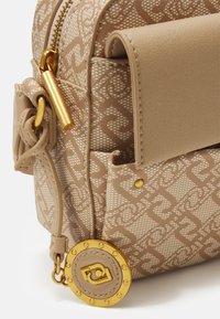 LIU JO CAMERA CASE - Schoudertas - nuez