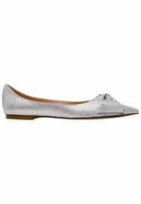 Silberne Ballerinas mit spitzer Zehe, bedeckt mit Strasssteinen für Textur, und einem geknoteten Design im oberen Bereich sowie einem niedrigen Absatz.